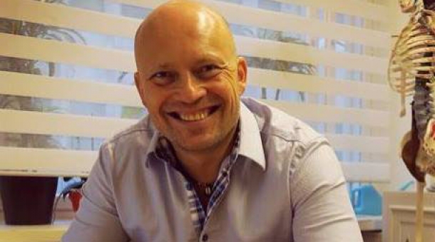 Kiropraktikko Kimmo Wahrman: Aiheuttaako sormien naksauttelu reumatismia tai yliliikkuvuutta?